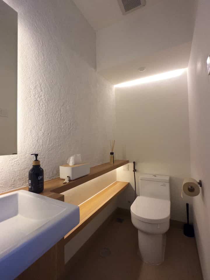 sebelum dilakukan renovasi, powder room ini dilengkapi dengan area shower. kami merasa sepertinya tidak perlu untuk memiliki 2 buah kamar mandi. akhirnya kami memutuskan untuk menjadikannya powder room dengan ukuran 2,3 x 1 m. 

untuk menambah estetika, tadinya kami ingin menggunakan mozza tiles pada dinding. tapi untuk menghemat budget akhirnya kami memutuskan untuk menggunakan cat kamprot agar dinding lebih bertekstur. ditambah dengan lampu LED untuk menambah ambience kenyamanan

#materialrenovasi
#materialmurah
#iderumahminimalis
#renovasiaffordable
#powderroomminimalis