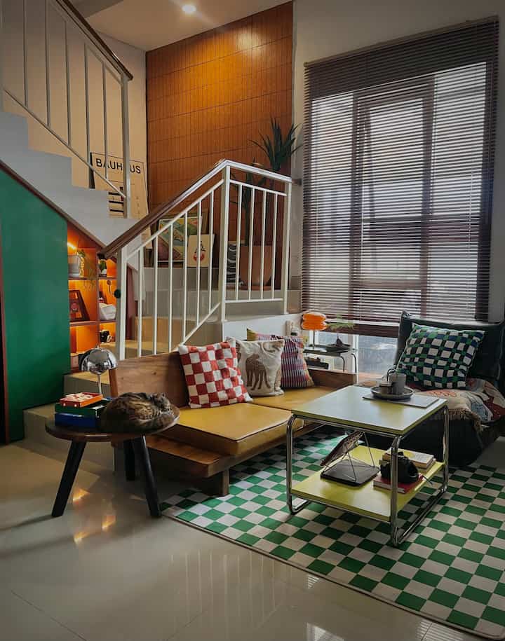 Material affordable untuk dinding Tangga lebih Estetik! 🖼️
.
✨Saya memilih Keramik Mozaic tiles matt warna terracotta untuk mendekorasi dinding tangga. Alasan utama karena design yg cantik precut 40x40cm ini dgn nat plasu, memiliki motif ashy yg tdk polos dan terkesan vintage. Keramik ini menciptakan vibes ke area tangga hingga ke livingroom dan terkesan lebih warm, apalagi jika lampu dinyalakan.
✨Harga bisa beli perlembar dgn 25.000/lembar. Kami beruntung menemukan motif unik ini di online marketplace yg affordable karena jarang ditemukan di toko offline.
✨Tips lainnya untuk mendekorasi dinding;
-pemilihan material & warna sesuai dengan mood dari tone warna tema rumah, disini midcentury modern dan masih senada dgn warna Hpl kabinet. 
-pencahayaan yg mendukung. Utk area tangga tambahkan lampu warm white (down light, Led strip atau lampu sorot)
-Tambahan tanaman hias / artificial & hiasan dinding seperti Lukisan / Poster. (Kali ini belum dipasang lg karena menunggu semen & natnya kering dulu ya 🥰)
.
Gmn hasilnya menurut teman2 cocok ga?
Semoga menginspirasi ya 😇🧡
#MaterialRenovasi #MaterialMurah #RenovasiAffordable #Mozaictilesdinding #keramikterracota #HplMarinaGreen #HplTerracotta #LampuKacaStainless #DekorasiAreaTangga #BeforeAfter 
