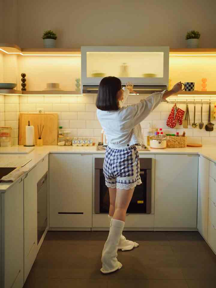 I love eating fresh food, thus I spend most of the times in kitchen. Bikin dapur senyaman mungkin sesuai selera kamu is a must sih! Bikin mood selalu bagus ketika mau masak, karena segemas ituuuuu.

Size dapur kecil? Siapa takut! Tetep bisa maksimal tergantung pemilihan design dan juga perintilannya. Satu sama lain harus matchy-matchy dan setema. Other solution: cari warna netral jadi bisa main warna di dekorasinya 💚

#DapurMinimalis #DapurKecil #DapurMungil #DekorasiDapur #LantaiRumah #CatRumah #KitchenSet #AlatMasak #RumahSeupil