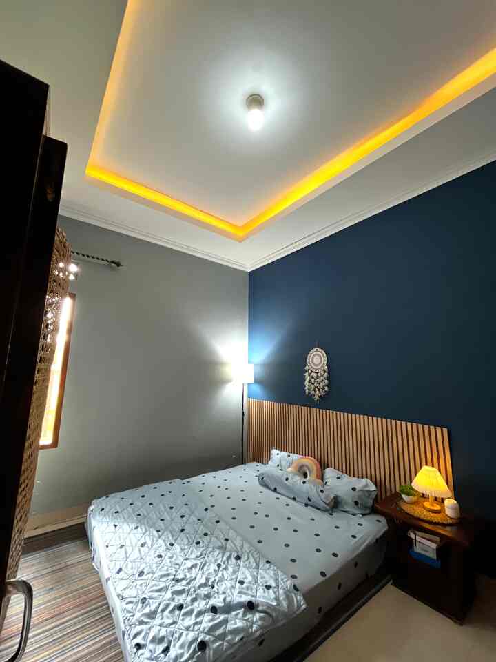 Sekilas ruang tidur ini nampak biasa saja, namun karena terinspirasi dunia home decor ingin rasanya untuk mendekor kamar ini supaya dinding tidak polos dan pakai PVC. 

Tak bisa dipungkiri untuk membuat sesuatu itu pengeluarannya besar, akhirnya kita pertimbangkan untuk membuat DIY dari bahan triplek dan stiker motif kayu salur. 
Budgetnya hanya 100ribu lho.

Begitupula dengan lemari peninggalan mertua yang materialnya dari jati dan kaca,tapi karena umur lemarinya sudah puluhan tahun jadi kacanya sudah tidak bisa dipakai dan akhirnya diganti dengan rotan gulungan.

#makeover
#ramahdikantong
#minimalis
#kamarutama
#kamartidur
#materialmurah
#materialrenovasi
#renovasiaffordable
#stikermotifkayisalur
#rotangulungan
#lemarirotan
#diy
#suasanakamar
#idekamar
