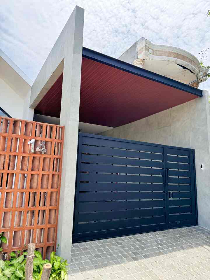 Kanopi carport minimalis yang terbuat dari PVC, memberikan tampilan bersih dan modern, sekaligus melindungi kendaraan dari cuaca. Kombinasi desain yang sederhana dan material yang ringan menjadikannya pilihan ideal untuk setiap rumah.

Dalam pembuatan kanopi ini, budget  yang dihabiskan berkisar antara Rp 8.000.000 hingga Rp 12.000.000, tergantung pada ukuran dan desain kanopi yang diinginkan.

Material utama yang digunakan termasuk PVC untuk kanopi, alderon dan polycarbonat sebagai atap dan baja ringan sebagai rangkanya. 

Oiya, pastikan memilih material yang tahan lama dan mudah dirawat. Selain itu, pertimbangkan fungsi utama dari setiap item. Pilih desain yang mendukung kepraktisan, seperti kanopi yang mudah dibersihkan dan tidak membutuhkan banyak perawatan ✨

#InspirasiCarport 
#KanopiCarport 
#PlafonKayu 
#FasadMinimalis 
#Fasad 
#MaterialRenovasi
#MaterialMurah
#RenovasiAffordable