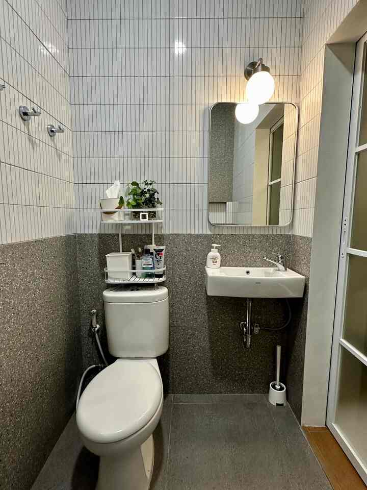 • Transformasi Kamar Mandi Kecil •

Hello, O!House friends, kamar mandi berukuran 1,3 x 1,8m ini terletak di dalam kamar tidur. Meskipun terbatas, aku tetap mengusahakan kamar mandi ini modern dan nyaman digunakan, dengan cara:

🩶 mengganti dengan keramik/ granit yang sedang hits
🩶 menambahkan shower niche untuk menyimpan sabun dan perlengkapan mandi
🩶 menambahkan wastafel
🩶 memasang cermin dan lampu cermin
🩶 memasang rak kecil di atas closet
🩶 memasang gantungan baju unik

(slide terakhir: kondisi before)


#keramikKamarMandi
#keramikprecut
#Keramik30x30
#granittile
#granitkamarmandi
#RenovasiKamarMandi
#BathroomMakeOver
#InspirasiKamarMandi