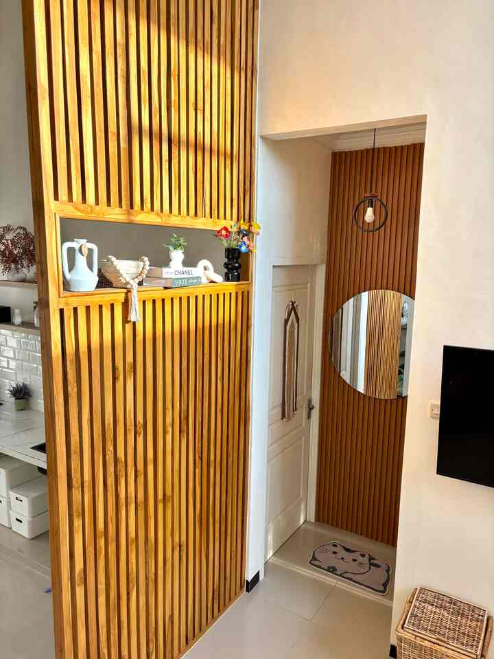 Tahun lalu kami melakukan makeover ruangan salah satunya pada koridor dan fasad.
Koridor ini menghibungkan kamar anak dan kamar utama. Pada bagian koridor dulunya adalah tembok, lalu kami ganti dengan partisi kayu yang dikerjakan oleh pengrajin daerah❤️✨ material dari partisi ini adalah kayu jati dengan finishing natural😍

lalu untuk fasad, awalnya masih bawaan developer, lalu kami memutuskan untuk memberi pagar tembok dan pagar besi😍

#PartisiKayu #CustomPartisiKayu #SekatKayu #MaterialRenovasi #MaterialMurah #RenovasiAffordable