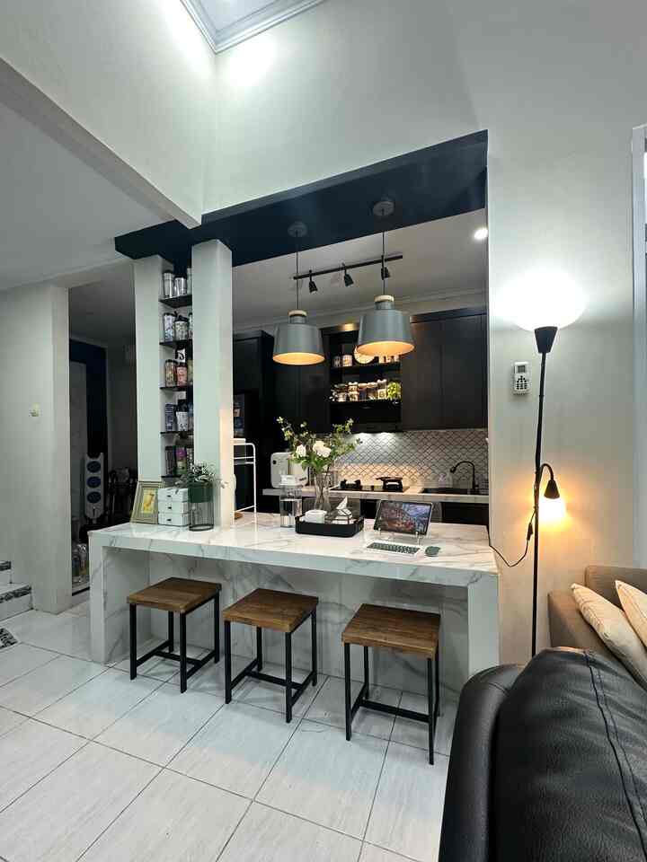 • Material Renovasi Praktis dan Awet •

Hello, O!House friends, waktu merenovasi dapur, aku menggunakan bahan cor untuk meja makan dan meja dapur, dengan finishing granit tile ukuran 60x120cm yang murah meriah. Karena digunakan di banyak tempat (table top meja dapur, bagian permukaan atas, depan dan samping meja makan), penggunaan granit tile bisa dihemat.

Bahan cor cukup praktis karena hanya menggunakan jasa tukang bangunan (yang juga melakukan renovasi rumah) sehingga tidak perlu lagi membayar bahan maupun tenaga kerja interior.

Meja dapur dan meja makan berbahan permanen (cor) dengan finishing yang kuat juga mencegah permukaan cepat rusak, sehingga menghemat biaya maintenance ataupun biaya penggantian barang.

Saat ini, usia dapur dan ruang makanku sudah mendekati 4 tahun, bisa dilihat kondisi kedua meja masih sangat baik dan tidak ada kerusakan.

#MaterialRenovasi
#MaterialMurah
#RenovasiAffordable
#GraniteTileTableTop
#GraniteTile
#DapurSegaris