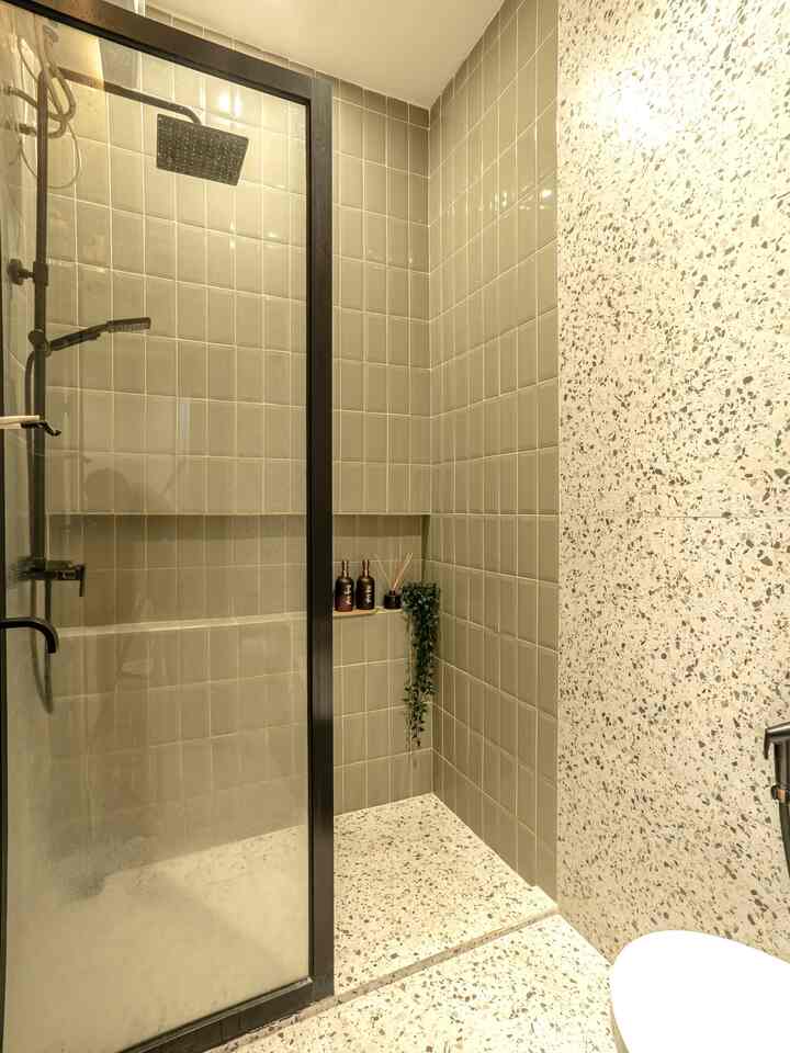 Sebelumnya kamar mandi ini terasa sempit, gelap dan kurang nyaman. Setelah di renovasi jadi lebih terasa luas, nyaman dan fungsional. Kita pilih tegel sage dengan bevel untuk area basah biar fresh dan gak monoton, dan granit dengan warna cerah pattern terazo untuk kesan yang lebih luas. Kami juga memisahkan area basah dan kering.
Untuk fixture kamar mandi dan perintilan kecil kita memilih warna hitam di shower, faucet dan tempat sabun, dan warna putih untuk closet agar netral dan gak terlalu banyak warna.
Dari yang terasa sempit jadi nyaman dan fungsional, gimana menurut kalian?

#RenovasiKamarMandi #BathroomMakeOver #InspirasiKamarMandi #KeramikKamarMandi #KeramikDinding #FixtureHitam #InspirasiKamarMandi 