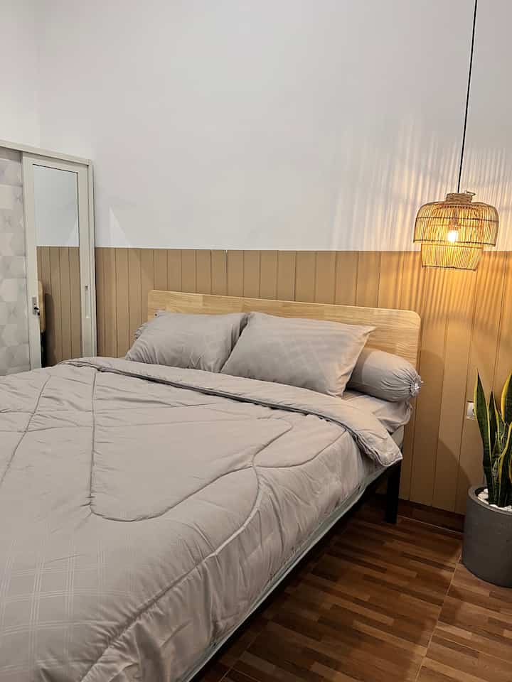 Tranformasi Kamar Polos jadi Estetik dengan Material Affordable

Sempat viral beberapa waktu lalu, penggunaan material affordable yaitu "wall batten" sebagai pengganti wallpanel. Dan aku mencoba DIY di kamarku dan yeeyyy its real. Memang dari segi material kuat dan lebih ekonomis daripada wallpanel. Wallbatten berwarna hijau ini merupakan material terbuat MDF. 

Cara pasang juga mudah, tinggal susun sesuai model yang kalian inginkan, lalu rekatkan dengan menggunakan lem sealent. Setelah terpasang cat sesuai warna yang di inginkan. Bisa hemat 3-4x lipat lho dari penggunaan wallpanel. 

Tips dari aku: gunakan lem agak banyak dan merata di seluruh area wall batten agar merekat sempurna tidak mudah lepas. 

#wallpanel #wallbatten #woodpanel #mdf #dekorasidinding #inspirasidinding #hiasandinding #diydinding #diywallpanel #kamartidur #dekorasikamartidur #kamarkorea #kamaraesthetic #materialrenovasi #materialmurah #renovasiaffordable #cat #catwallbaten