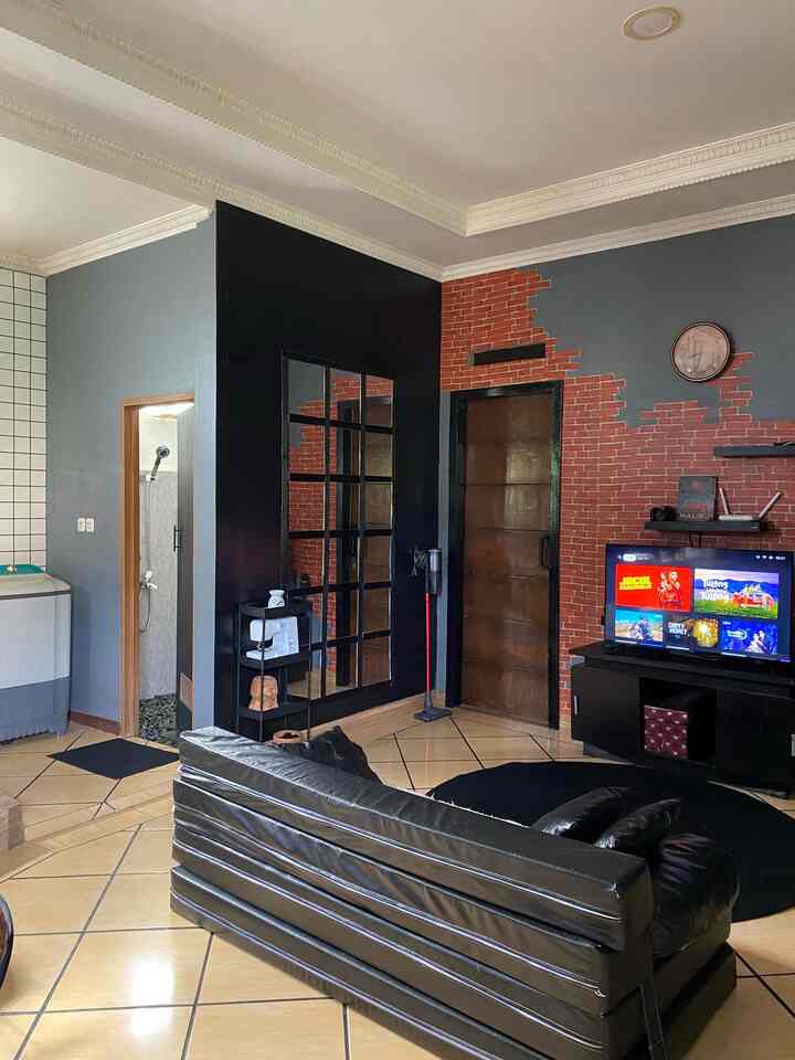 Dekorasi ramah kantong by bananahome 
1. wallpaper sticker dinding : opsi yang low budget bikin ambiece ruangan langsung berasa bedanya. Tips : Karna pemasangan biasanya bersifat sementara jd pilih yang lem wallpapernya tidak merusak tembok ya.
2. Cermin industrial affrodable karna ini hasil DIY tapi bikin look ruangan semakin cozy dan memberi kesan luas 
3. Karpet bulat hasil costum, ini jadi opsi juga buat bikin ruangan makin cozy 

#MaterialRenovasi
#MaterialMurah
#RenovasiAffrodable
#DIYCerminIndustrial
#Wallpapersticker
#WarnaCatRumah