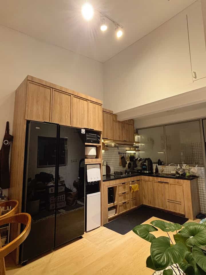 Kitchen ukuran 4.5meter!✨

untuk budget kitchen set ini untuk kabinet nya menghabiskan dana sebesar 20jutaan!

untuk pemilihan warna nya masih konsisten dengan natural dengan pengambilan warna kayu, jadi untuk hpl nya kita pilih yang oak dari taco.

untuk melengkapi kitchen set ini, kita juga menambahkan top table berbahan granite dan backsplash dengan nuansa putih bermotif mosaic. 

semoga menginspirasi🤍

#kitchenset #MaterialRenovasi #MaterialMurah #RenovasiAffordable #kitchensetminimalis #mosaic #toptable #toptablegranit #backsplahkitchen #lantaikitchen #hiasankitchen #catdindingkitchen #kitchensetinspo #kitchensetinspiration #kitchensethomedecor #tanamanartificial #kitchensetdecor 