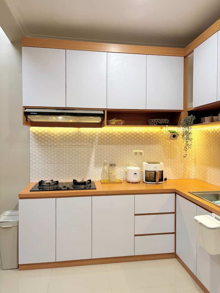 Ganti looks top table yang affordable tapi tetep fungsional & estetik.

💡 Akhirnya aku putuskan untuk melapis top table dengan motif HPL yang baru. Pengerjaan cepat 1 hari langsung selesai. 

💰 Budget yg aku keluarkan sebesar 1,280,000. Untuk ukuran top table 178 x 59 cm & 196 x 59 cm. Sudah include biaya tukang & akomodasi

✨ Setelah ganti looks tap table jadi lebih matching & terang dapurnya. Suka banget 🫶🏻

#HPLKitchenSet #HPLMotif #HPLSolidColor #GantiHPL #ToptableKitchenSet #TopTableKitchen #ToptableDapur #GantiTopTable #BacksplashKitchenSet #Cookerhood #LEDStripe #KeramikDapur #MaterialRenovasi #MaterialMurah #RemovasiAffordable