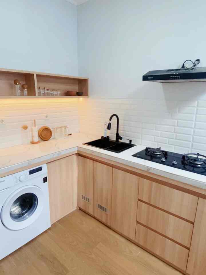 Ini diaa transformasi kitchen ku dari yg tadinya super berantakan jadi lebih rapi dan clean 🥰

Aku memutuskan untuk pasang kabinet bawah dan sedikit ambalan diatas nya agar tidak terkesan penuh..

Gimana menurut tetangga online? 🥰🫶🏻


#kabinetdapur #tempatgelas #piringkayu #cookware #keranjangpiknik #fejkaikea #renovasikitchen #renovasidapur #kitchenmakeover #inspirasikitchen