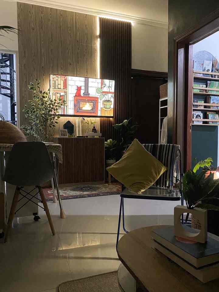 Material ramah kantong untuk makeover ruang TV jadi lebih estetik📺✨

Assalamu’alaikum, tetangga semua!
Kali ini kami melakukan makeover ruang TV yang menyatu dengan living room. Karena konsepnya open space, ruang TV ini ditempatkan di posisi strategis agar nyaman dinikmati bersama.

📌 Dinding TV: Ukuran 2m x 3m.

Dengan biaya low budget namun tetap estetik, ini beberapa trik yang kami gunakan:

✨ Dinding Aksen: Menggunakan WPC coklat tua di sudut ruangan dan multipleks berlapis kertasive motif kayu keabu2an untuk tampilan yang lebih natural dan hangat.
✨ DIY Lemari TV: Lemari sepatu lama kami sulap menjadi kabinet baru dengan aksen WPC bulat dan warna coklat terang agar terlihat unik dan tidak monoton.
✨ Sentuhan Dekorasi: Tambahan tanaman hijau & lampu LED membuat ruangan terasa lebih cozy dan estetik.

Inspirasi makeover ini kami dapat dari Pinterest, lalu kami remake sesuai dengan style kami sendiri. Hasilnya? Ruang TV yang estetik, nyaman, dan tetap low budget!

Semoga bisa menginspirasi buat kalian yang ingin makeover ruang TV dengan budget minimalis! 🫶✨


#MaterialRenovasi #MaterialMurah #RenovasiAffordable #WallPanel #wpc #StikerKertasive #backdropTv #backdropTVMinimalis #RuangTV #LivingRoomOpenSpace 