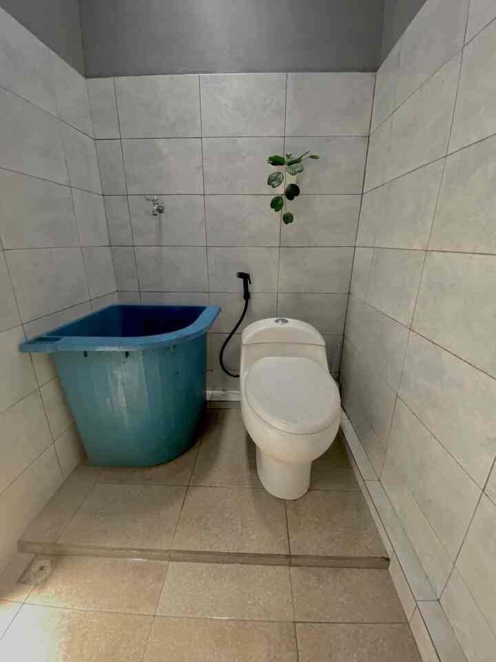 Kamar mandi mungil dengan luas hanya 1.5x 2 masih belum banyak kita makeover, hanya mengganti warna cat menjadi abuabu dengan cat waterproof.
Kamar mandi ini juga polosan karena ukurannya yang lumayan kecil kita sengaja hanya menambahkan beberapa dekorasi saja seperti tanaman artificial dan cermin berbentuk arch agar tidak terkesan penuh.

#renovasikamarmandi
#bathroomMakeover
#inspirasiKamarMandi
#catkamarmandi
#tanamanpalsu
