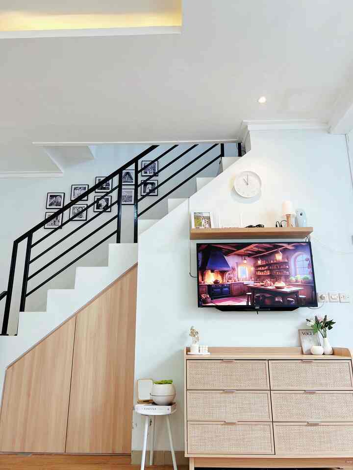 Dulu living room ini terkesan berantakan karna area bawah tangga belum tertutup, tapi setelah dipasang pintu space ini jadi keliatan lebih rapi dan aku manfaatkan sebagai mini gudang🥰

Untuk mempercantik tampilannya aku tambahkan beberapa item yg sebenernya murah banget lohhh!! Tapi bikin look living room lebih fresh dan gak sepi2 amat🤭😍

#pigurafoto #jamdinding #lampumeja #vasbungakering #cerminaesthetic #dummybook #mejabulat #walldecor #sofapinterest #tanamanartificial #materialrenovasi #materialmurah #renovasiaffordable #dekorasimurah #rumahmungil