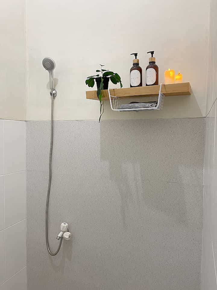 Kamar mandi mungil ukuran 2 x 1,5 m. Kebetulan dirumah kami baru hanya ada 1 kamar mandi dan ini masih bawaan developer. Hanya sedikit kami makeover dengan kertasive dan mencat dinding keramik kamar mandi bawaan. 

#RenovasiKamarMandi #BathroomMakeOver #InspirasiKamarMandi #KamarMandiMinimalis #KertasiveTerrazo #Fejka #AmbalanGantung #HandShower