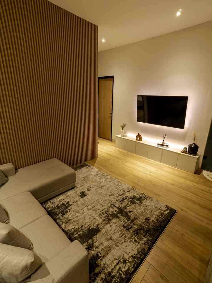 Bikin ruangan cantik dan fungsional gak selalu mahal. Kita bikin sudut area tv ini gak sampe 2 juta! Ini beberapa part yang kita aplikasiin di spot ini ;
 ✨ Credenza yang simple, warna netral dan bentuknya yang gak terlalu besar bikin gak makan tempat dan clean.
✨ Di belakang credenza dan tv kita tambahin led untuk pencahayaan yang bisa kita ganti warnanya sesuai mood biar lebih warm dan cute. 
✨ Untuk dinding kita cuma cat warna cerah aja biar ruangan terkesan luas. 
✨ Ini gak kalah penting, kabel kabel yang sebelumnya bikin sakit mata aku sembunyiin di belakang tv.
✨ Pemilihan dekorasi simple 
Vibesnya jadi beda banget, gimana menurut kalian? 



#MaterialRenovasi #MaterialMurah #RenovasiAffordable #Catdinding #RenofasiAreaTv #livingroom  #LampuLedRgb