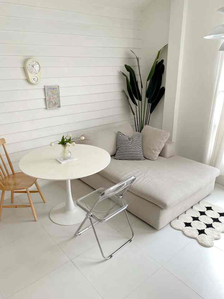 Dulunya, ruangan ini adalah teras..namun saya merasa kalau teras terlalu besar jadi saya memutuskan untuk menjadikannya bagian dari livingroom.. untuk pemilihan warna cat masih jatuh cinta dengan warna putih, saya hanya mengganti keramik dengan granit white matt.. sekarang corner ini jadi tempat favorit saya untuk bersantai..membaca buku ataupun minum kopi..dengan merubah sedikit pernak-pernik bisa membuat ruangan ini jadi beda vibesnya kan? :) #livingroom #keramiklantai #renovasisudutfavorit #livingroommakeover #inspirasilivingroom #inspirasisudutruang