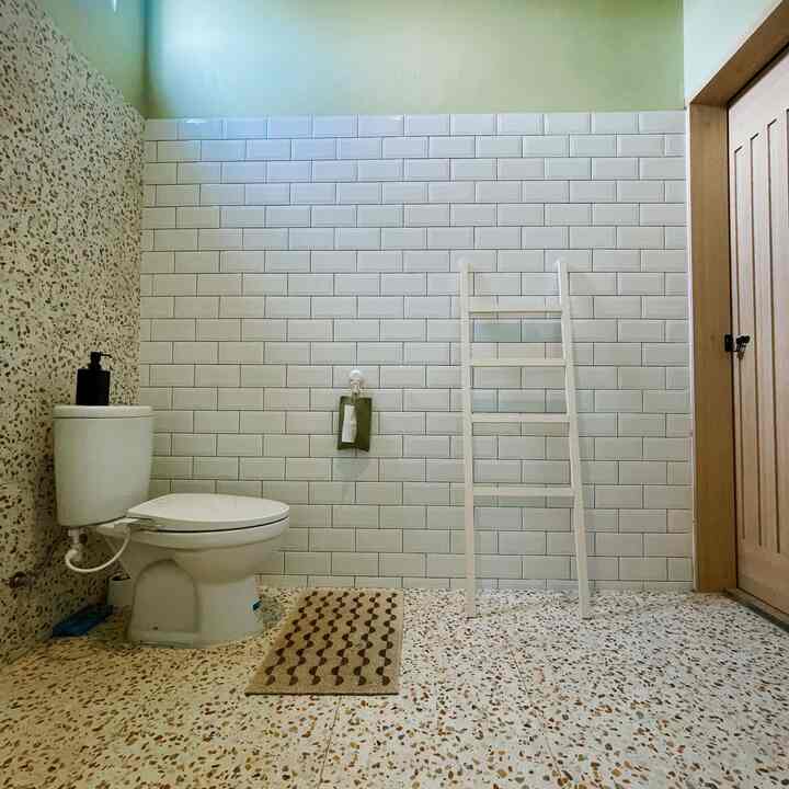 Ini kamar mandi #RumahSeupil di Lt. 2 ✨

Aku agak bermain warna sedikit disini dan pakai kombinasi 2 keramik: trazzo & marvel. Namun lagi-lagi, sanitarywarenya tetap dibikin neutral antara putih-hitam saja. Perintilan furniture lainnya pun putih. Menurut kamu gimana?

#RenovasiKamarMandi #BathroomMakeover #InspirasiKamarMandi #KamarMandiMinimalis #SanitaryWare #FurnitureKamarMandi