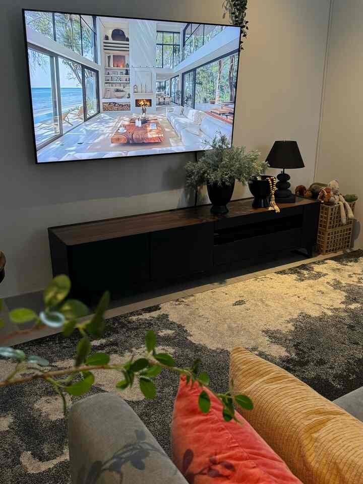 Beberapa dekorasi affordable yang bikin rumah lebih cozy 

Ada lampu meja dari bahan batu kali, meja dari kayu jati, wall art dengan hasil print dan juga tanaman dsn pohon artificial

Dan kami memilih loose furniture untuk menekan budget seperti kursi meja tv 

#bumitimi #materialrenovasi #materialmurah #renovasiaffordable #ruangtamu #livingroom #mejatv #kursitv #sofasantai
