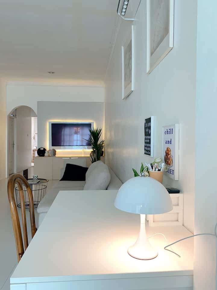 Salah satu ruangan ramah kantong dirumah ini adalah backdrop tv di livingroom ini.. backdrop ini saya tidak pesan di tukang kitchen set.. ini dibuat oleh tukang yang kerja dirumah dengan patokan design dari saya.. bermodal rangka baja ringan, multiplex dan dilapis kertasive.. agar terlihat lebih fancy, saya tambahkan lampu LED strip yang saya beli di marketplace.. untuk pintu, saya buat model arch agar terlihat kekinian.. taraaaa.. jadilah backdrop tv minimalist seperti yang saya inginkan :) #backdroptv #backdroptvlowbudget #lowbudgetmaterial #materialrenovasi #materialmurah #renovasiaffordable