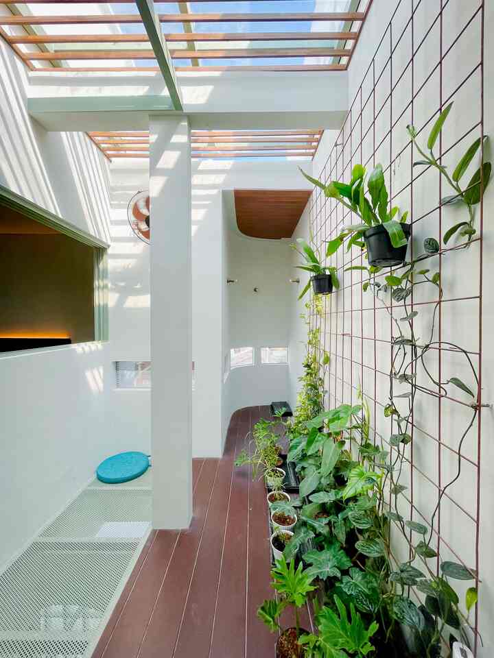 Cara paling efisien dalam meningkatkan kualitas suatu ruang adalah dengan tanaman. Contohnya pada balkon semi outdoor Master Bedroom yang kami gunakan untuk ngopi pagi, lesehan, meditasi, baca buku, dan QT santai sebelum tidur. Area ini sepoi-sepoi dan tidak banyak nyamuk. Kisi-kisi kayu bengkirai juga membuat bayangan seperti jam matahari. 

Tidak seperti sistem vertical garden yang langsung rimbun saat pemasangan (namun disertai dengan biaya Rp1.000.000 per m2), kami menghabiskan biaya sekitar 15%-nya saja untuk vertical garden ukuran 2.1 x 2.8 m. Namun vertical garden tanaman merambat ini memerlukan waktu yang lama sampai terlihat tinggi dan rimbun. 

Tanaman merambat yang ditanam adalah sirih-sirihan dan philodendron. Kami juga meletakkan pot tanaman wewangian seperti melati, zodia, lavender, rosemary yang membuat kamar kami wangi dan relaxing. 

Taman ini tidak hanya bisa dinikmati di Master Bedroom, namun terlihat dari area tangga, foyer lantai 2, kamar anak, bahkan area servis ART karena terhubung dengan void.

#Verticalgarden #PlavonPVC #WarnaCatRumah #Cat  #MaterialRenovasi #MaterialMurah #RenovasiAffordable