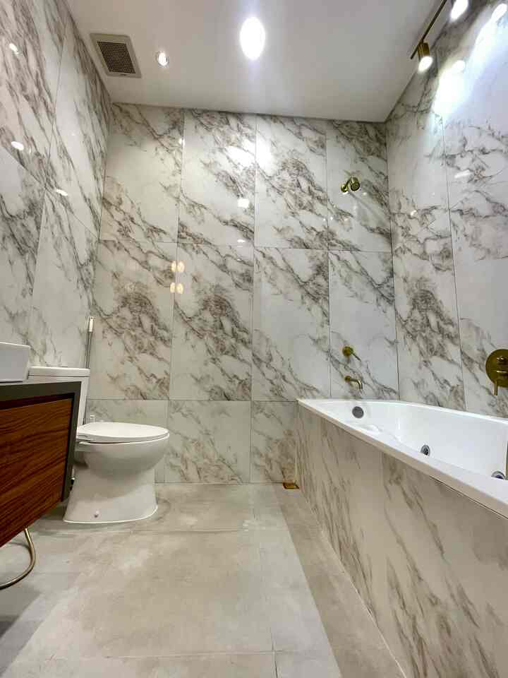 Walau hanya 2x 2,4 m tapi kamar mandi ini sudah menunjang kebutuhan kami sebagai pemilik rumah. 
Kami memilih penutup dinding berukuran 60x120 cm agar nat lebih sedikit, dan tidak lupa menggunakan granit slipstop agar kamar mandi ini tidak hanya cantik tapi juga aman. 

#RenovasiKamarMandi #BathroomMakeOver #InspirasiKamarMandi #KamarMandimungil #kamarmandiminimalis #slipstopgranit #granitkamarmandi 