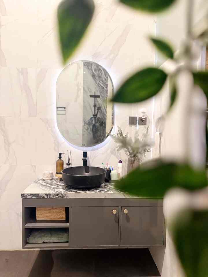 Kamar mandi bawaan rumah ini baru sebagian kami renovasi. Kamar mandi ini adalah kamar mandi utama di rumah. Kami juga percantik dg beberapa item dekoratif dg warna yg senada. Rencananya kami ingin mengganti drop in bathtub dg model standing bathub #kamarmandi #bathroom #keramikkamarmandi #dindingkamarmandi #keramikdindingkamarmandi #temperedglass #renovasikamarmandi #bathroommakeover #inspirasikamarmandi