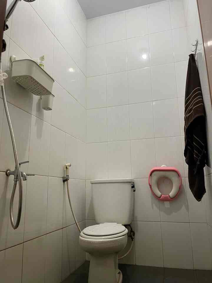 Kamar mandi mungil, tetap fungsional tanpa ribet! 🚿✨

Dari awal, aku tahu kalau kamar mandi ini nggak butuh banyak perubahan besar. Bawaan developer sudah cukup memenuhi kebutuhan kami, jadi aku hanya menambahkan beberapa peralatan ekstra yang bikin lebih nyaman tanpa bikin sumpek. Yang paling penting, semuanya mudah dibersihkan, karena jujur, aku bukan tipe yang suka repot.

Jadi, dengan sedikit penyesuaian dan pemilihan barang yang tepat, ruang kecil ini tetap terasa lega, rapi, dan tentunya fungsional. Karena buatku, kamar mandi minimalis bukan cuma soal estetika, tapi juga soal kenyamanan sehari-hari.

Siapa yang juga suka kamar mandi simpel dan bebas clutter? 🛁✨ #MinimalistBathroom #HomeDecor #SmallSpaceIdeas
#RenovasiKamarMandi #BathroomMakeOver #InspirasiKamarMandi #TiskenIkea