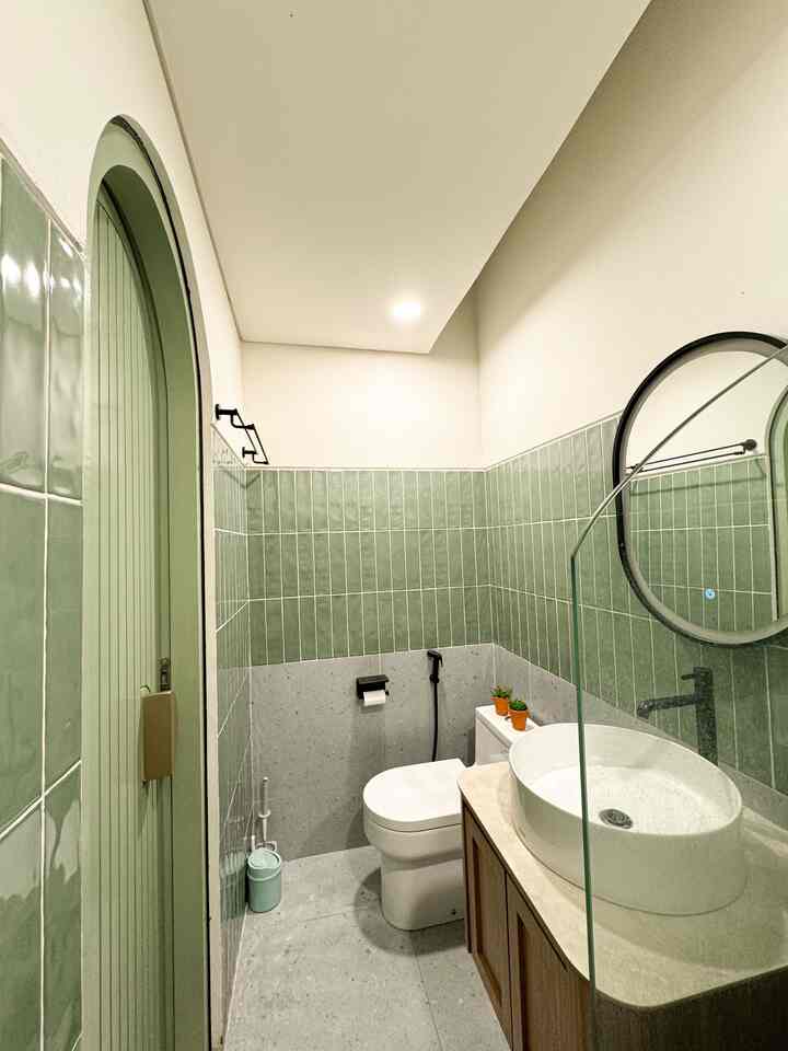 Space yang terbatas tidak mengurangi fungsi dari kamar mandi di @zenhouse.id.

Semacam tersembunyi di belakang foyer, inilah kamar mandi kami yang compact.
Karena toddler di rumah, pasti lah ada perangkat toilet training si kecil. Hihi

Terus, dari all budget di rumah, keramik dinding kamar mandi emang harganya lumayan pricey ya guys. Hehe tapi kalo dilihat lagi hasilnya, puas banget karena warnanya tuh mendekati sama keseluruhan tone warna rumah🥹 emang bener ada harga ada barang hihi jadi kalo emg ada material yg emg km incer tp kontraktor keberatan, coba discuss, barangkali ada jalan tengah. Seperti kami yang bisa tetep pakai venus tako yang udh jadi wishlist🖤🫶🏻

#RenovasiKamarMandi
#BathroomMakeOver
#InspirasiKamarMandi
#KamarMandi
#HomeInspo
#venustako
#KeramikKamarMandi 
#PintuKamarMandi 
#CatKamarMandi
#WarnaKamarMandi
#DindingKamarMandi
#KeramikDinding
#KeramikLantai