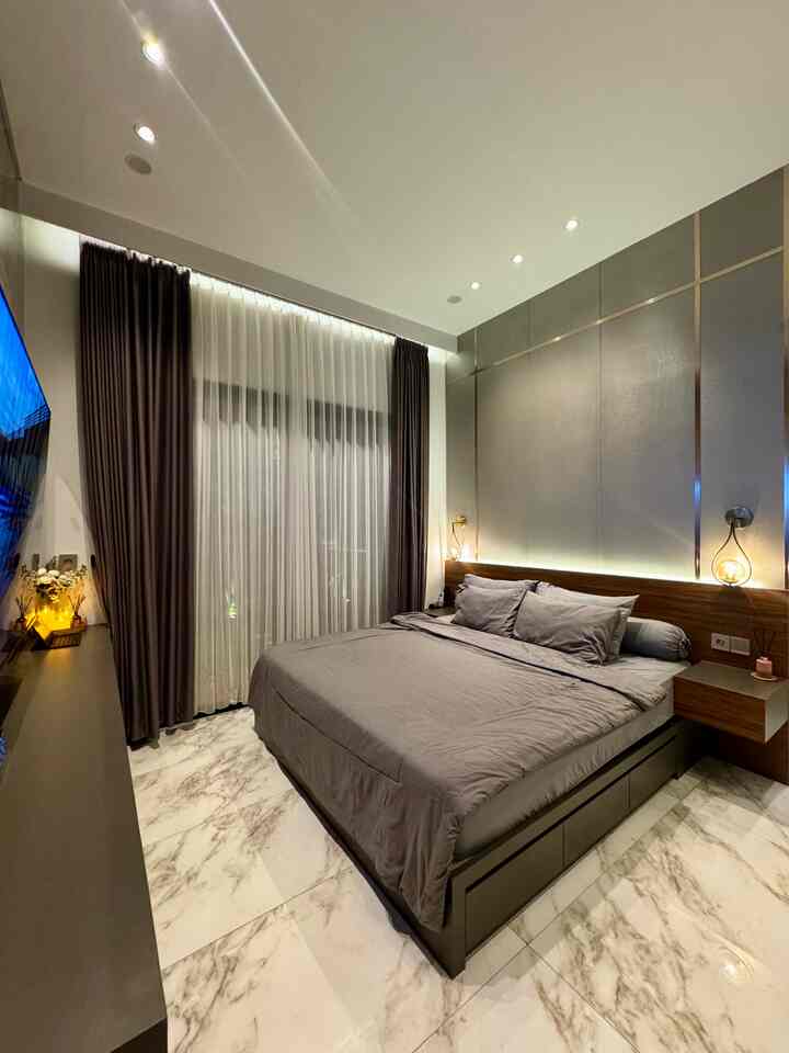 Makeover kamar utama versi low budget! 
Memilih wall board untuk menutupi dinding ruangan ini menjadi pilihan yang tepat karena selain tampilannya yang cantik dan mudah dibersihkan karena berbahan PVC material ini juga sangat terjangkau dibandingkan dengan yang lain. 

#MaterialRenovasi #MaterialMurah #RenovasiAffordable #kamarutama #masterbedroom #makeoverruangan #makeovermasterbedroom #wallboard #pvcboard #listgold #inspirasikamarutama