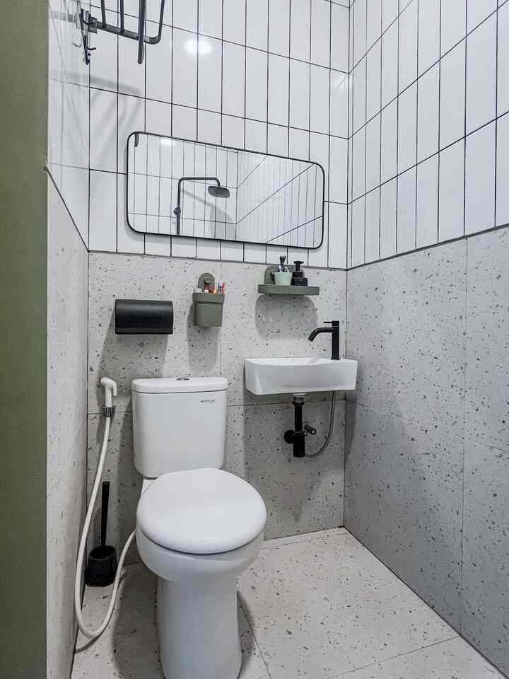 Di rumah MA yang minimalis, pastinya kamar mandinya juga punya luas yang terbatas. Tapi kira-kira cukup kok untuk mandi dan keperluan di kamar mandi. 😆

Renovasi bagian kamar mandi ini termasuk salah satu yang paling menarik karena banyak referensi kamar mandi lucu-lucu yang diaplikasikan kesini. Mulai dari penggunaan granite terazo untuk dinding dan lantai bawah, cermin yang hampir selebar kamar mandinya, juga pemilihan shower, kran wastafel warna hitam. 

Bagian depan kamar mandi juga sengaja dicat warna hijau kekinian yang dipadukan dengan sliding door supaya ngga sempit. 😊✨✨

#WastafelKecil #ClosetSoftCloseToto #RakIkea #KranWastafelHitam #KamarMandiMinimalis #GraniteTerazo #KamarMandiTerazo #RenovasiKamarmandi #BathroomMakeOver #InspirasiKamarMandi #InspirasiKamarMandiKecil #InspirasiKamarMandiMinimalis