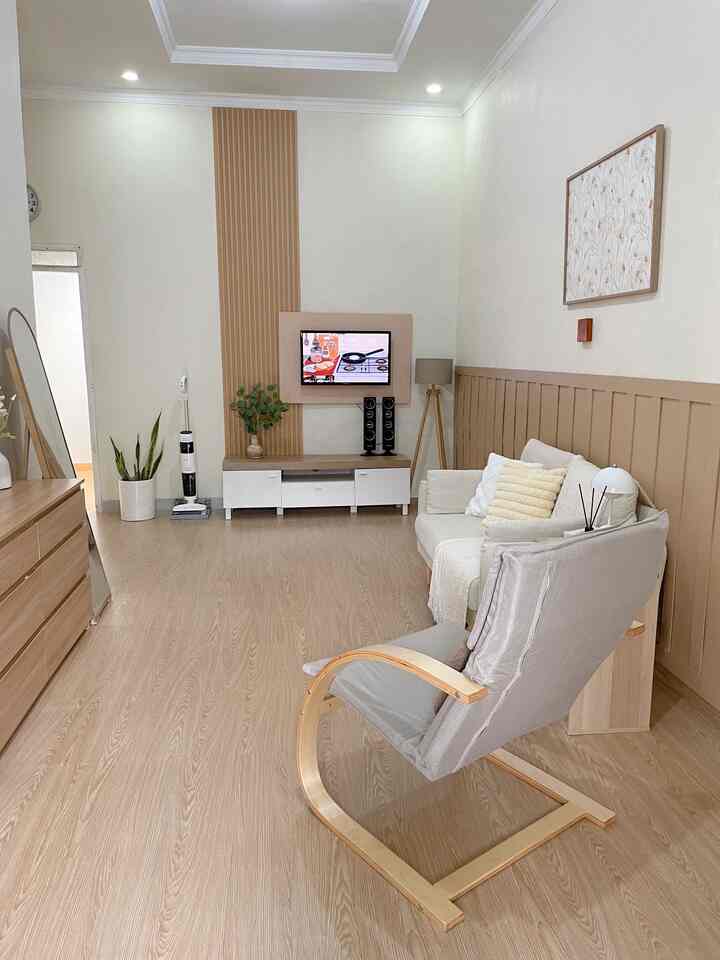 Tips pemilihan dekorasi eye catching dan low budget versi kami. Cat ruangan dengan warna terang. Membeli furniture dengan warna-warna senada. Untuk ruang tamu ini kebetulan juga kami makeover dengan mengganti lantai keramik dengan lantai vynil dan memasang wall batten di pinggiran tembok. Untuk backdrop TV juga hasil DIY kami menggunakan wall panel, triplek dan sticker. Sejauh ini, living room ini adalah tempat ternyaman dirumah selain kamar. Semoga menginspirasi 🤎

#MaterialRenovasi #MaterialMurah #RenovasiAffordable #CatTembok #LantaiVinyl #WallPanel 

