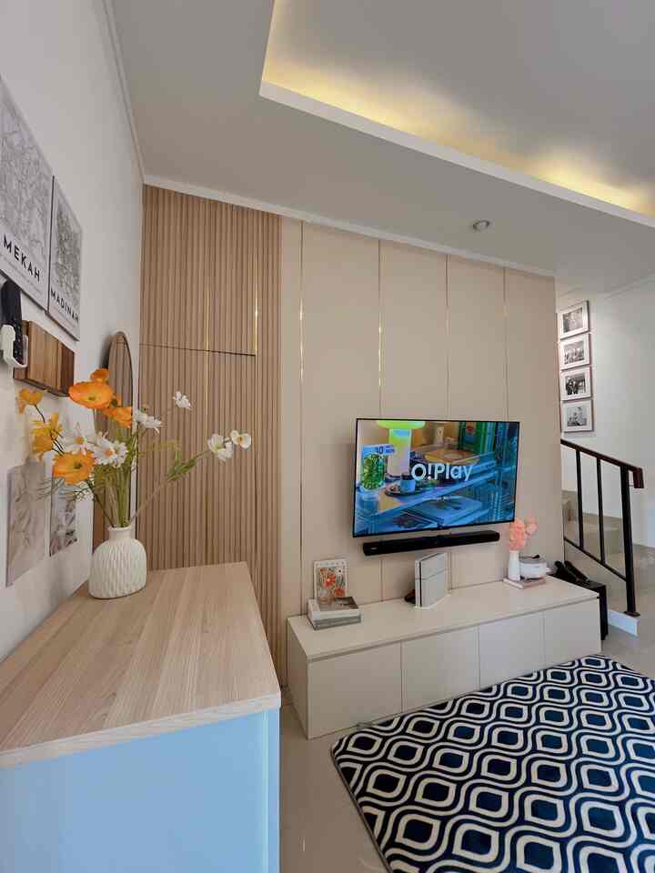 ✨ Backdrop tv low budget ✨

Hi tetangga O!house 👋

Ini adalah area bawah tangga rumah kami. Awalnya kami ingin membuat kabinet yang mengikuti tangga. Tapi karena budget kabinet saat itu sangat pricey dan banyak kebutuhan untuk renovasi, tiba-tiba munculah ide untuk menutup ruang bawah tangga ini menggunakan gypsum yang full sampai plafon disertai dengan pintu kamuflase menggunakan WPC sebagai pintu masuk area gudang. 

Gypsum yang sudah terpasang langsung dilapisi oleh wallpaper linen dan sticker list gold untuk menambah kesan tinggi pada ruangan💛

Ternyata setelah jadi kami suka banget dengan hasilnya. Niatnya untuk sementara saja tapi malah jadi ruangan favorit di rumah ini. 

Dengan budget 2 jutaan saja sudah bisa bikin backdrop TV sekaligus gudang di bawah tangga😍
Semoga membantu tetangga O!house yang sedang mencari inspirasi backdrop tv dan gudang di bawah tangga🤗✨

#WallpaperEstetik #WallpaperDinding #WallPanel #MaterialRenovasi #MaterialMurah #RenovasiAffordable #BackdropTV #PintuKamuflase #Gudang #GudangBawahTangga #AreaBawahTangga