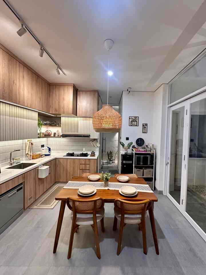 Dekorasi Affordable, Tetap Estetik! ✨

Kadang, sentuhan kecil bisa bikin ruangan lebih hidup! Beberapa dekorasi ini jadi pilihan buat mempercantik rumah tanpa bikin kantong jebol:

✔ Table runner buat meja makan lebih rapi dan estetik.
✔ Vas bunga mini dalam bucket sebagai centerpiece di meja makan, bikin suasana lebih fresh.
✔ Ambalan kayu di dinding ruang tamu, tempat pajangan biar nggak kosong.
✔ Pot rotan di sudut tangga, sentuhan natural yang bikin area tangga lebih menarik.
✔ Wall decor di area mini gym, simpel tapi bikin suasana lebih hidup.

Punya dekorasi affordable favorit juga? Spill di kolom komentar! ⬇️✨

#MaterialRenovasi #MaterialMurah #RenovasiAffordable
#TableRunner #VasBunga #AmbalanKayu #PotRotan #WallDecor
#HomeDecorIdeas #DekorasiRumah #RumahMinimalis #InspirasiRumah #DekorasiMurah