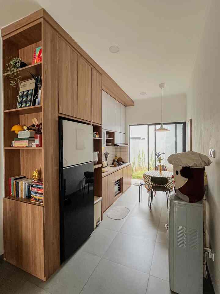 Beberapa material yang (menurut M&A ya 😆) affordable ada di postingan kali ini!
Mulai dari HPL yang kita pakai untuk pintu kamar dan kitchen set ini warna dan temanya sama. Kita memilih warna yang masih cukup cerah tapi tetap kontras dengan dinding dan lantai warna putih dan abu. Lantai yang kami gunakan dari merek Habitat yang harganya lebih terjangkau dari merek lain dengan type yang serupa.

Selain itu, untuk dinding kitchen set kita memilih keramik mozaic dengan nat berwarna merah supaya memberikan kesan yang berwarna pada tema dapur yang cenderung netral. 

Di bagian depan rumah kami menanam pohon cemara norfolk yang cukup simple dan memberikan kesan estetik. Bagian kusen-kusen jendela dan pintu kami semuanya berwarna abu gelap (dark grey) dari bahan alumunium yang lebih affordable namun tahan lama. Pagar rumah kami juga tetap senada dengan warna abu gelap dari bahan wire grid yang ringan dan tentunya ramah budget. 😊✨🏡
#KitchenSet #KitchenSetMinimalis #HPLTaco #LantaiGraniteMatt #CatDindingPutih #MaterialRenovasi #MaterialMurah #RenovasiAffordable #MaterialAffordable