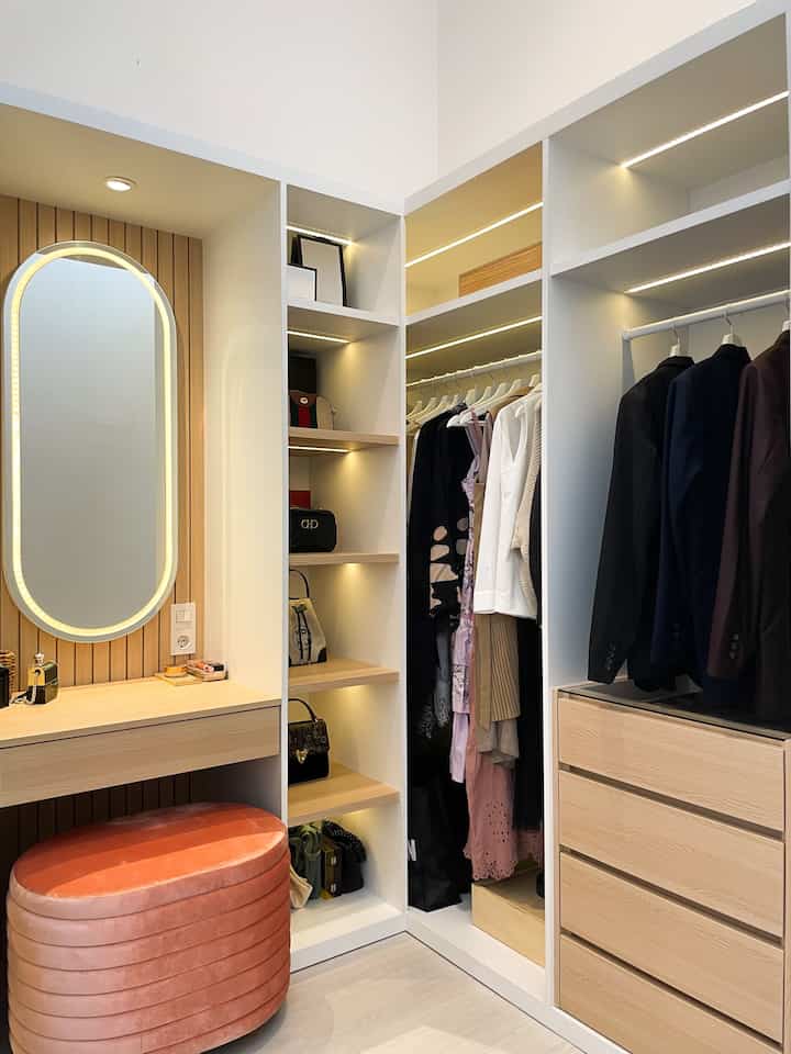 Can you guess how much this closet costs me? Not that much, totally understandable. The thing is I reduce several things so it doesn’t go over my budget. #RumahSeupil

“3 Ways to Reduce Our Closet Budget”

1. Closet Terbuka Tanpa Pintu
Ini ngaruh banget! Tapi kan nanti berdebu kalau ga dikasih pintu? Nope, dikasih pintu pun akan tetep berdebu. Yang paling penting sering dibersihin aja.
2. Efisiensi Ukuran
Ingat, rules custom furniture tuh: semakin besar dimensinya, semakin mahal. Jadi, mari lihat ke kebutuhannya lagi. Kalau cukup dengan ukuran kecil, kenapa ga?
3. Design Simpel, Tapi Maksimal
Kurangi BM sih kalau aku, since sangat suka yang simpel. Ini berpengaruh ke aksesoris yang akan dipakai di closet juga. Add ons kayak gitu tuh suka bikin budget over~

#MaterialRenovasi #MaterialMurah #RenovasiAfforadable #ClosetMurah #BudgetWardrobe #Storage #InspirasiWardrobe #KamarTidur
