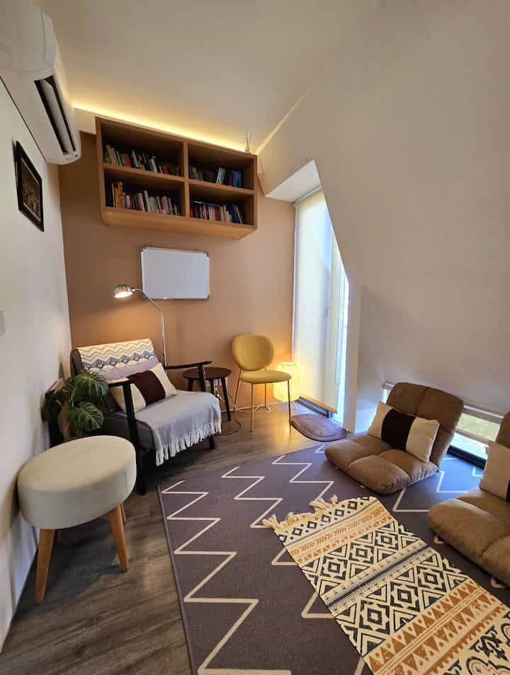 The budget spent for this room is less than 10 million. Yes, that's right, the point is that I think affordable is buying a product with good quality, but a low level of damage. So it's unlikely that I'll spend the budget for renovating or repairing. Like Jotun, I'm very satisfied using this dessert pink Jotun paint, because besides making the atmosphere warmer and softer, it's been 3 years since it was painted, the color is durable, still looks fresh and new, and doesn't crease #karpetbohemian #karpetzigzag #cattembokjotun #jotun #jotundessertpink #kursi #kursilesehan #ruangbaca #materialrenovasi #materialmurah #renovasiaffordable #library