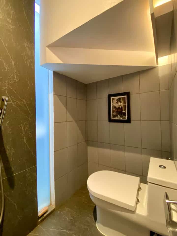 Walau hanya 1,5 x 1,5 meter, kamar mandi ini tetap bisa terlihat aesthetic dan fungsional. Sejujurnya, Shower itu baru saya ganti, tadinya hanya shower biasa, lalu agar lebih nyaman dan pengalaman mandi menjadi lebih maksimal, kami mengganti dengan rain shower merk onda. Mandi jadi lebih segar, bersih maksimal dan tampilan keseluruhan kamar mandi menjadi lebih “ganteng”. #bingkailukisan #rainshower #onda #rainshoweronda #keramikdinding #botolsabun #renovasikamarmandi #bathroommakeover #inspirasikamarmandi 
