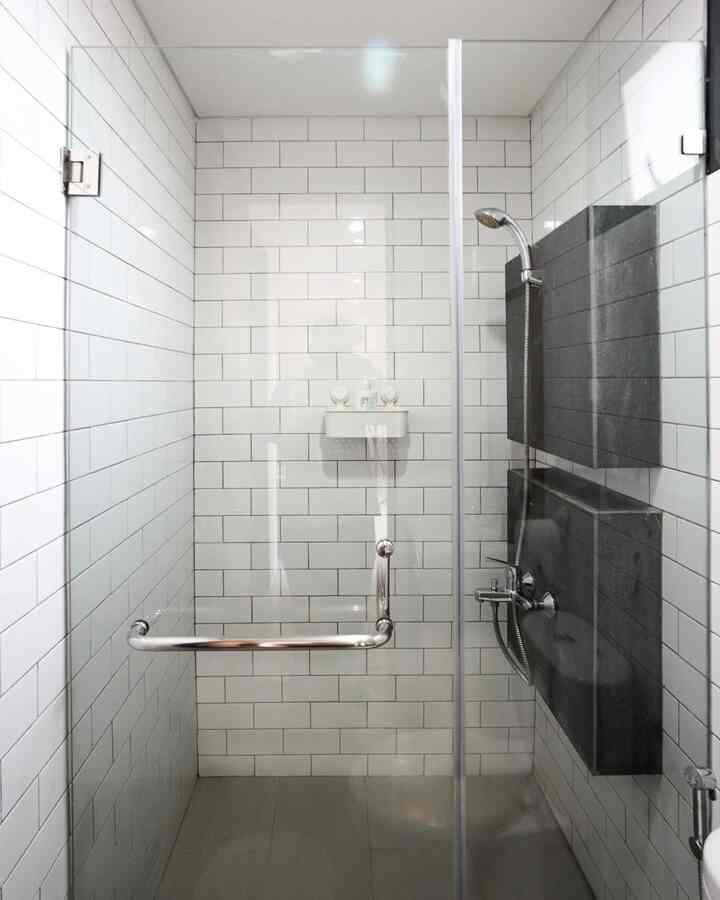 Kamar Mandi Mungil, Tetap Fungsional! 🚿✨

Dengan ukuran 2,6 m x 1,46 m, kamar mandi ini memang mungil tapi tetap nyaman! 🚪💦 Kamar mandi ini selain untuk tamu, juga paling sering dipakai oleh anak-anak kami karena letaknya di lantai 1 dan dekat dengan playroom mereka. 

Supaya area toilet tetap kering, dipasang shower kaca tempered untuk mencegah cipratan air. Pemasangan shower glass adalah satu-satunya tambahan dari kamar mandi bawaan developer ini. Selain itu, kami belum pernah merenovasi kamar mandi ini. 

Kombinasi subway tiles putih dan ubin abu-abu memberikan kesan bersih dan timeless. Semua perlengkapan pun menggunakan TOTO, jadi tetap fungsional dan berkualitas👌

Gimana menurutmu? Apakah cukup nyaman untuk kamar mandi tamu? 💬👇

#subwaytiles #keramikdinding #showerglass #temperedglass #keranjangplastikhisap #kamarmandiputih #ubinabuabu  #RenovasiKamarMandi #BathroomMakeOver #InspirasiKamarMandi #NordicHome #Scandinavian #TheABChaven