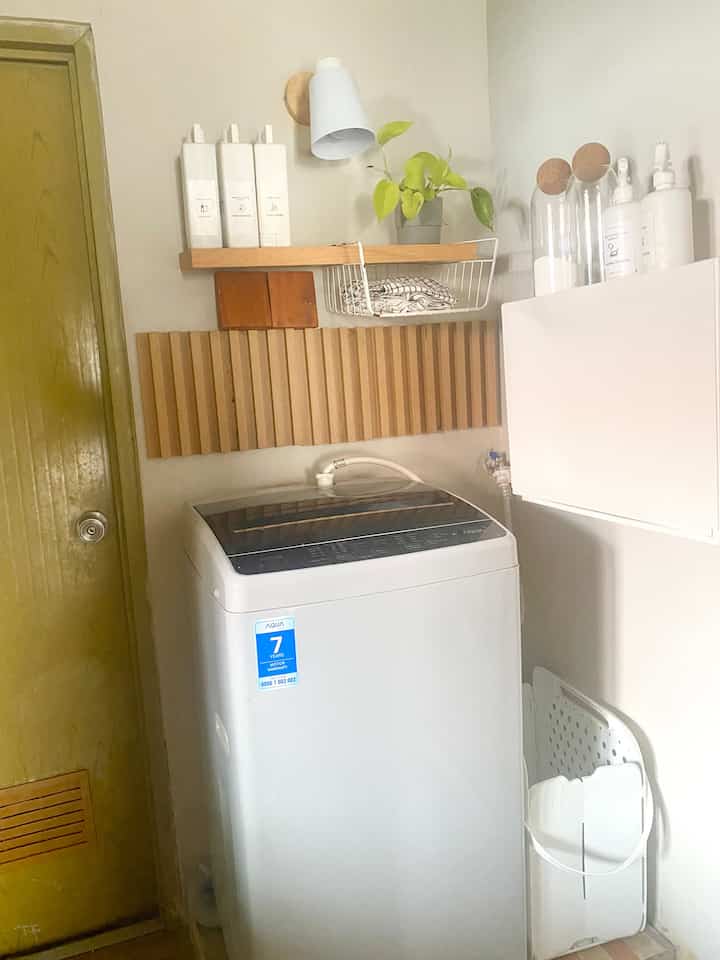 Makeover laundry room dengan budget minimalis
Karna rumah aku kecil dan tidak punya area service room akhirnya aku memanfaatkan space ruangan kecil di depan kamar mandi
Bekas potongan wallpanel daripada tidak dibuang aku pasang di dinding laundry room, aku tambahkan ambalan ukuran 60 cm untuk menaruh botol sabun dan tanaman hias
Sedangkan untuk stock sabun kami taruh di kabinet dinding trones dari ikea (vertical
Storage)
#materiallaundryroom #renovasilaundryroom #laundryroommakeover #inspirasilaundryroom