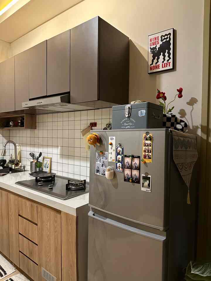 Wallsticker affordable, bikin pangling💫
-
Ingin menciptakan suasana baru di area dapur, kami menambahkan sticker motif kotak pada area backsplash yang sebelumnya sudah menggunakan keramik putih bermotif bata.

Dengan harga yang ekonomis, wallsticker mudah di pasang karena sudah memiliki perekat. Perawatannya pun cukup sederhana,kuat dan tahan air.

Sekarang tampilan dapur ini jadi lebih kiyowo, ala dapur korea 🌱🌙

#KitchenSet
#backsplash
#wallsticker
#komportanam
#cookerhood
#MaterialRenovasi
#MaterialMurah
#RenovasiAffordable
