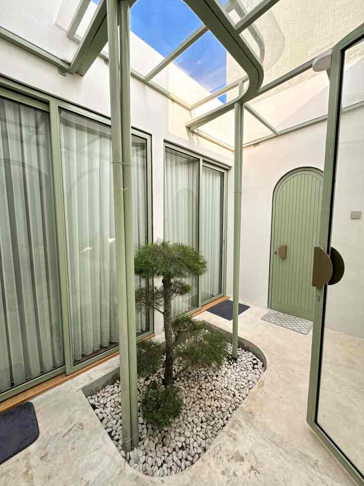 Jangan salfok sama cemara udangnya ya😍😍😍

Btw ini ada kumpulan slide bagian rumah kami yang menggunakan material/finishing affordable tapi tetap bikin cantik & estetik!

Slide 1 : innercourt kami itu pakai finishing acian poles. Lumayan, hemat vynil dan waktu pengerjaan karena pas itu udah dikejar kontrak di apart habis.

Slide 2 : bingung kasih tanaman apa depan rumah? Kasih calathea lutea aja. Percaya ga? Satuan harganya 15k🥹🫶🏻 sekarang dia udah tumbuh tinggi, daunnya besar, dan sehat. Gampang banget perawatannya❤️

Slide 3 : lantai dapur, awalnya pengen bgt estetik dengan pakai Tegel Suryo, tapi biar budget wise, yaudah deh pakai Niro Granite. Kebetulan ada motif baru yang cakep dan masuk dengan selera kita. Tanpa mikir panjang langsung bungkus krn bisa hemat beberapa kali lipat🥹

Slide 4 : laundry area, sementara masih paving block, insyaaAllah nanti kita make over pakai runnen ya

Slide 5 : bingung nyimpen mainan anak? Coba manfaatkan storage dari AzKo atau Informa yang kadang ada promo BOGO atau sale besar-besaran! Kuncinya, rajin-rajin check promo🤭

Yap sekian sharing kami soal material affordable di @zenhouse.id. Semoga membantu dan kalo ada yang mau nanya-nanya feel free ya❤️

#budgetwisehacks #inspirasimaterialaffordable #innercourt #tanamanaffordable #keramikdapur #storagemainan #materialrenovasi #materialmurah #renovasiaffordable 