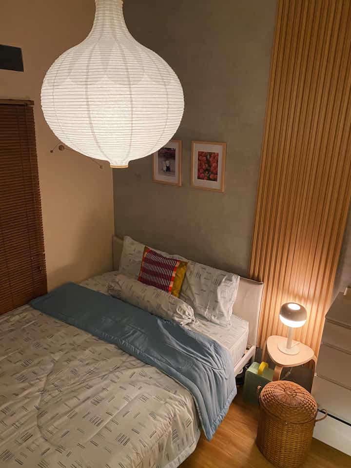 Dipan kasur jadi salah satu material affordable pada kamar tidur di rumah kami, karena kami beli karena beruntung.

Dipan kasur KLEPPSTAD dari IKEA ini kami beli ketika kami baru saja mengubah layout kamar tidur, dari yang tanpa dipan menjadi lebih nyaman

Kami membeli dipan ini karena beruntung usai bolak-balik mencari dipan yang sesuai. Awalnya kami berencana membeli dipan baru dengan harga normal

Namun ketika memasuki pojok As-Is, kami menemukan dipan ini, dengan potongan harga yang cukup lumayan. Dari harga Rp 1,9 jutaan jadi sekitar Rp 1,2 juta. 

Sebelum membelinya tentu kami cek secara mendetail soal deffect dll, meski merupakan eks produk display, namun ternyata masih dalam kondisi yang sangat baik 👌🏻

Dipan ini pun terlihat pas dan sesuai dengan tone kamar kami. Tampilan kamar pun seketika berubah menjadi makin nyaman 

#DipanKasur #BedCover #PigurFoto #MaterialRenovasi #MaterialMurah #RenovasiAffordable #Japandi