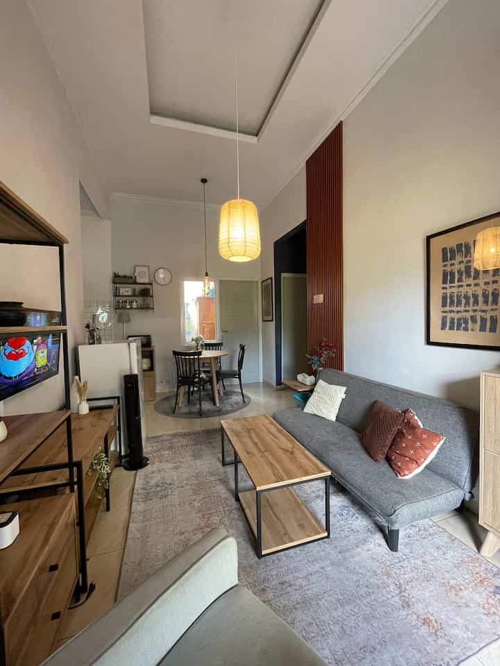 Upgrade Ruangan, Tetap Ramah Kantong! ✨

Tiga elemen ini bikin ruang jadi lebih hangat, nyaman, dan tetap estetik tanpa harus keluar budget besar:

✔ WPC Panel (Rp 1 jutaan) – Alternatif wood panel yang minim perawatan, langsung bikin dinding jadi statement!
✔ Cat Rumah Anti Bakteri (Rp 600 ribuan) – Nggak cuma estetis, tapi juga bikin ruangan lebih sehat untuk keluarga.
✔ Karpet (Rp 400 ribuan) – Sentuhan cozy yang bikin ruangan terasa lebih homey dan menyatu.

Totalnya Rp 2 jutaan, tapi efeknya bikin ruangan naik level! Worth it nggak menurut kamu? Drop pendapatmu di komentar! ⬇️

#WPCPanel #WarnaCatRumah #Karpet #InspirasiRumah #MaterialLowBudget #MaterialRenovasi #MaterialMurah #RenovasiAffordable