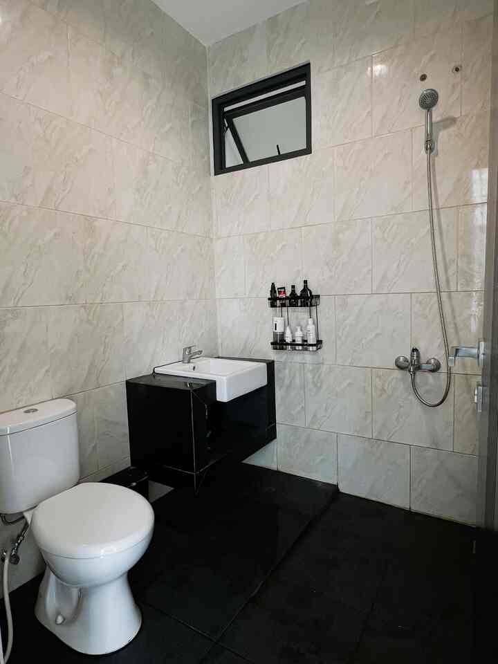 Toilet ini masih bawaan developer dan belum direnovasi, tapi tetap nyaman buat kami. Pelan-pelan, tapi pasti! 🥺🫶🏻


 #RenovasiKamarMandi #BathroomMakeOver #InspirasiKamarMandi #KamarMandiMonochrome #KamarMandiMungil #KamarMandiMini #BathroomInspiration #InspirasiKamarMandiMungil 