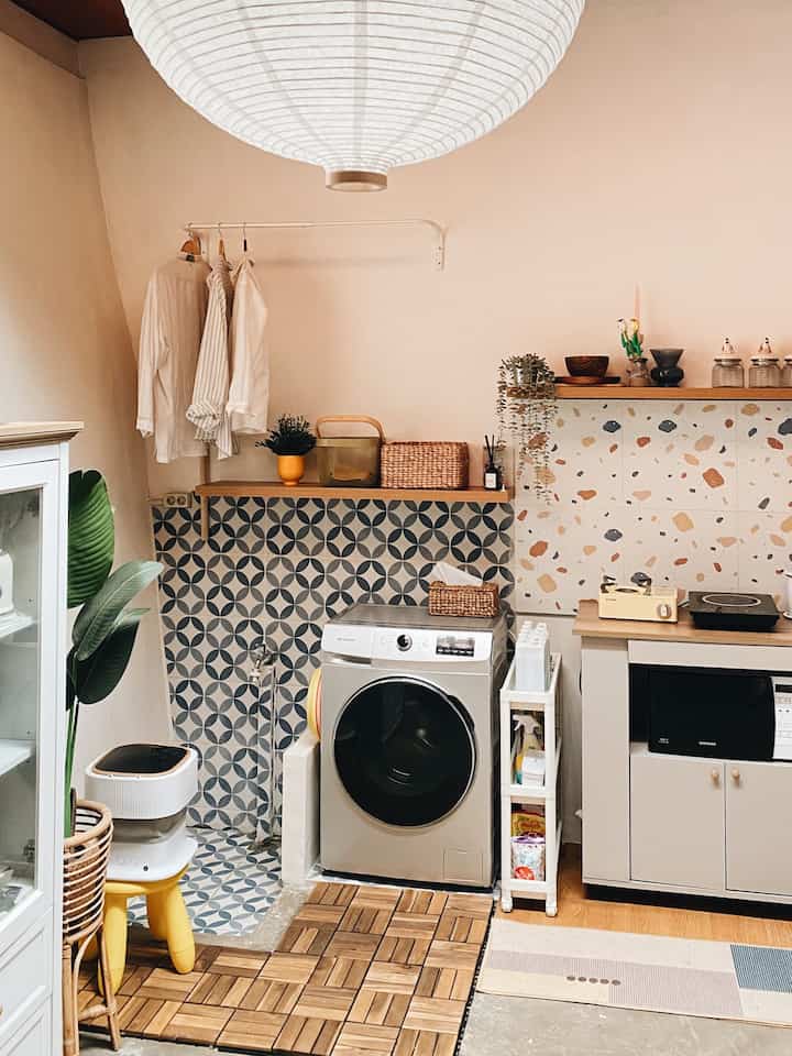 Makeover area laundry room dengan sentuhan kecil berupa penempatan dek lantai.

Sejak awal, lantai pada area ini hanya berupa plasteran, namun kami berpikir perlu ada alas pijakan agar lain tidak licin saat mencuci baju, terlebih spot mesin cuci berada di samping kran dan pembuangan air, yang mana pasti kaki akan sering basah terkena cipratan air

Akhirnya, kami memilik dek RUNNEN dari IKEA yang berbahan kayu akasia solid dan plastik polipropilena. Terlebih tampilannya menyatu dengan tone dari area ini 

#DekLantai #LantaiLaundryRoom #KeramikLantai #KeramikDinding #RenovasiLaundryRoom #LaundryRoomMakeOver #InspirasiLaundryRoom