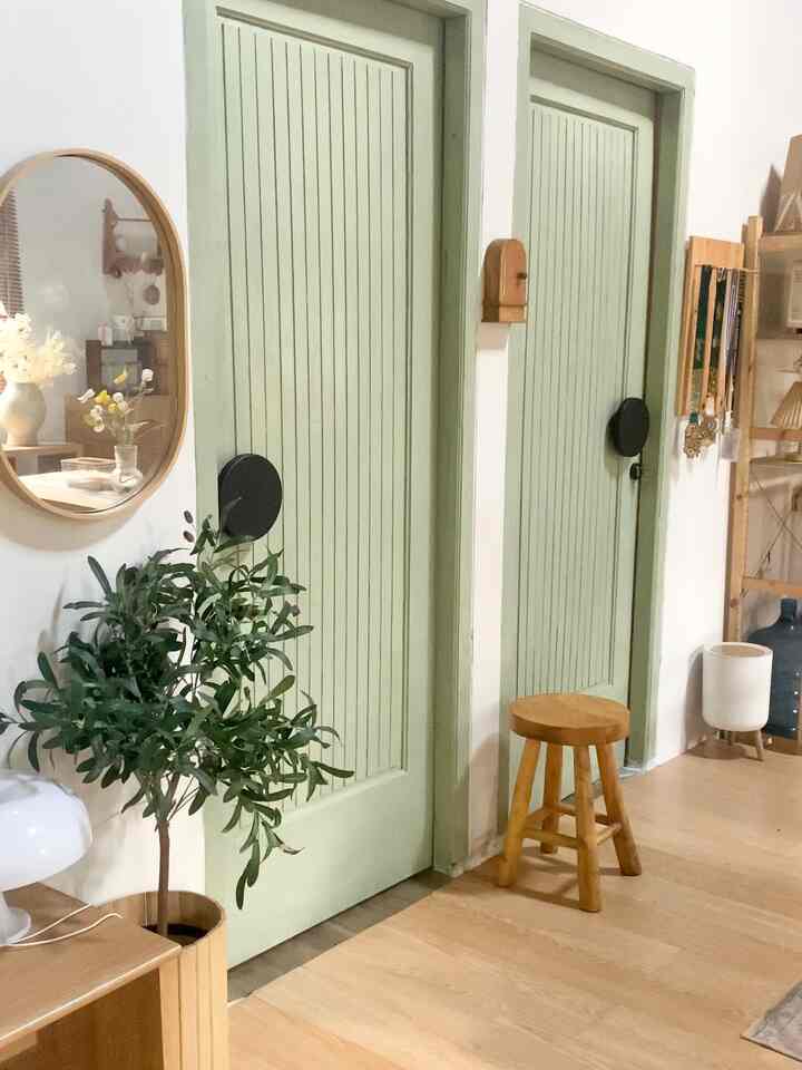 Material rumah ramah kantong yg bkin estetik
1. Aku bikin sendiri tanaman artificial olive (DIY) dengan menggunakan rantai kayu dari kebun, olive artificial dan lem tembak. Tentu klo bkin sendiri jauh lebih hemat dan lebih puas
2. Stool kayu jati yg awet dan bkin looks jadi estetik jg
3. Karna keramik bawaan sudah banyak yg retak akhirnya memilih untuk makeover lantai dengan lantai vinyl stiker dan karpet vinyl sperti yg ada di slide 2 dan 3 (kamar tidur)
4. Meja makan estetik dan awet dari kayu jati yg aku beli di jepara dengan harga cuman 300k aja
5. Backsplash dapur yg cuman dari stiker motif keramik, kayak keramik asli kan 🙏😍

Bagaimana menurut kalian worth to buy gak? Jangan lupa follow, save and share ya 
#materialrenovasi #materialmurah #Renovasiaffordable #rumahjapandi #japandistyle #kitchenset #kitchensetminimalis #backsplash #lantaivinylstiker #wallpanel #karpetvinyl #mejamakankayu #mejamakanminimalis