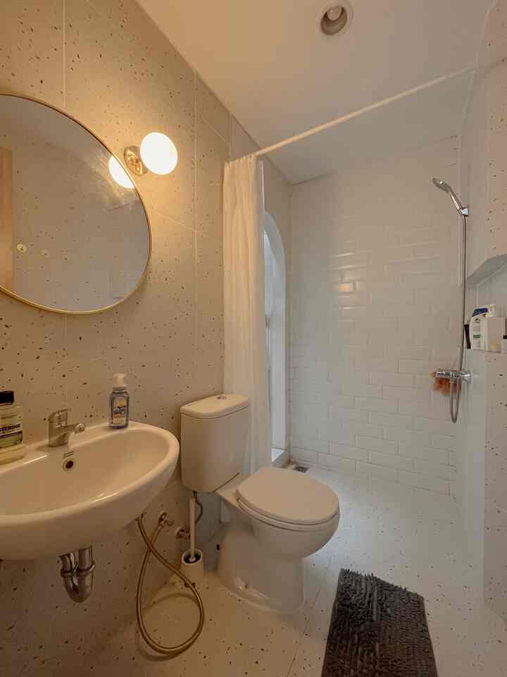 Pertama beli rumah ini.. Paling yang ga aku suka adalah kamar mandinya.. karena kamar mandi ini terasa sempit dan kurang nyaman. Setelah direnovasi, kini lebih terang, lega, dan fungsional! Dari pemilihan keramik hingga cermin semua dipikirkan supaya tetap nyaman. paling suka dinding yg di bolongin jadi akses ke Laundry 😍 
Kamar mandi kalian fungsional juga ga ?

#KeramikKamarMandi #PintuKamarMandi #CatKamarMandi #WarnaKamarMandi #DindingKamarMandi #KeramikDinding #KeramikLantai #RenovasiKamarMandi #BathroomMakeover #InspirasiKamarMandi #LampuKamarMandi #CerminKamarMandi