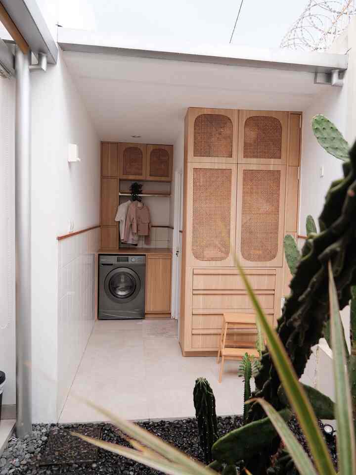 Material ramah kantong yang sederhana tapi bikin ruangan dirumah jadi punya ciri khas ✨ 
1. List Kayu Solid
List kayu ini menjadi detail pemanis dan ciri khas tersendiri di beberapa ruangan seperti ruang laundry, 2nd bedroom, master bedroom dan kamar mandi.
2. Cat Silver
Cat silver ini digunakan untuk kamuflase material pipa paralon supaya terlihat seperti material metal dan menimbulkan kesan lebih elegan dengan biaya yang jauh lebih affordable.
3. Plat Metal
Plat metal digunakan sebagai kanopi/teritisan jendela agar air hujan tidak tampias dan juga sebagai lisplang penutup pipa ac yang diberi indirect light agar menambah nilai estetika fasad.

#ListKayu #CatSilver #JemuranPortable #MaterialRenovasi #MaterialMurah #RenovasiAffordable #HomeStyling #HomeInspo