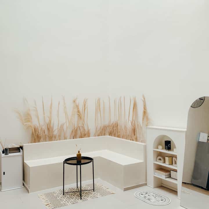 Cozy corner ini low budget tapi tetap aesthetic. Cuma dari puing-puing batu yang disemen & dicat putih, hasilnya tetap cantik. Affordable, simpel, tapi tetap kece. 

#MaterialRenovasi #MaterialMurah #RenovasiAffordable #CozyCorner #AcianSemen #CatTembok