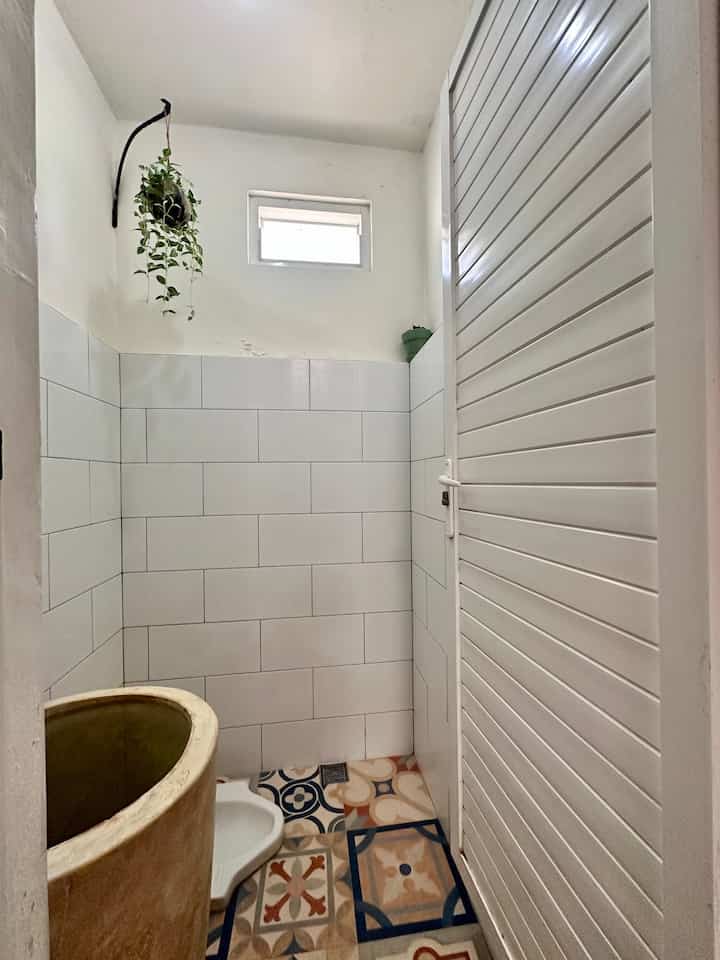 Kamar mandi sharing yang berada di area akses utama menuju dapur, ruang makan dan ruang keluarga dengan ukuran 1.2x1.2 ini didominasi warna putih mulai dari pintu, keramik dinding, cat dinding serta closet. Pemilihan keramik lantai bercorak memberi kesan berwarna agar tidak terlalu monoton pun dengan bak penampungan air yang di custom menyesuaikan luas kamar mandi 

#keramikkamarmandi #keramikdinding #keramiklantai #bakcustom #pintualuminium #renovasikamarmandi #bathroommakeover #inspirasikamarmandi #kamarmandimungil #bandaaceh